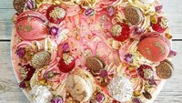 Mau memberikan kue spesial di momen ulang tahun orang terkasih, kue yang satu ini bisa jadi rekomendasi. Cake dengan dekorasi cantik beroles krim dan bertabur emas. Glowing! Foto: Istimewa