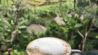  Donna sedang menikmati coffee with a view nih. Secangkir kopi hangat difoto dengan latar hijau pemandangan sawah dan birunya air di kolam renang.  Foto: Instagram @dagnesia