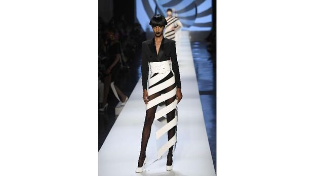 Koleksi Gaultier di Paris Couture Week 2018.