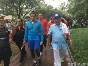Kompak Berbaju Biru, Ini Gaya Sandiaga-Hotman Paris Lari Bareng