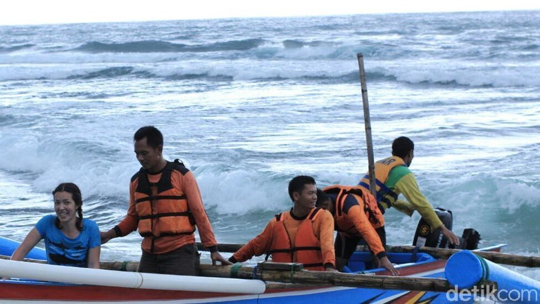 Mahasiswi Ugm Tergulung Ombak Di Pantai Drini Gunungkidul