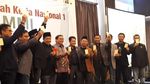 Gaya Fahri Hamzah Angkat Kartu Merah untuk Jokowi