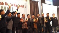 Fahri turut mengajak koleganya semasa wakil ketua DPR, Fadli Zon, dalam aksinya. Namun Fadli dan panitia acara KAMMI menggunakan kertas yang dilipat-lipat seolah sebagai kartu. Foto: (Faiq Hidayat/detikcom)