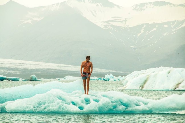 Selain tampan, pria yang menyukai traveling ini juga memiliki tubuh seksi dengan otot perut sixpack. Foto: dok. Instagram