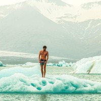 Selain tampan, pria yang menyukai traveling ini juga memiliki tubuh seksi dengan otot perut sixpack. Foto: dok. Instagram