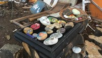 Tampak beberapa karya lukisan Dwi. Lukisan Dwi juga dibuat di atas batu.