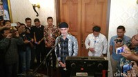 Sampai saat ini dari Kemendagri belum menonaktifkan, itu artinya saya masih gubernur dan akan terus melayani masyarakat. Saya akan tetap bekerja, kata Zumi Zola kepada wartawan usai menghadiri peringatan Hari Pers Nasional (HPN) di rumah dinasnya, Sabtu (3/2/2018). (Foto: Raja Adil Siregar/detikcom)