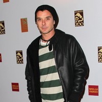 Gantengnya juri The Voice ini saat menggunakan kaus, jaket kulit, celana jeans dan topi beanie. Penampilannya seperti pria 20 tahunan, padahal di foto ini usia Gavin 45 tahun.  Foto: dok. Getty Image