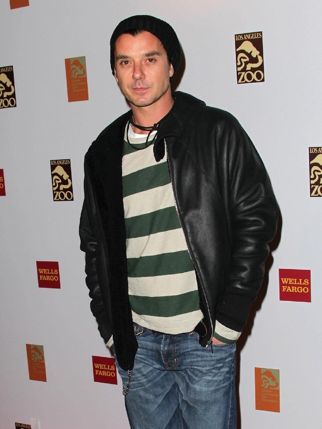 Gantengnya juri The Voice ini saat menggunakan kaus, jaket kulit, celana jeans dan topi beanie. Penampilannya seperti pria 20 tahunan, padahal di foto ini usia Gavin 45 tahun.  Foto: dok. Getty Image