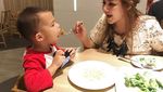 So Sweet! Ini 10 Potret Mesra Sissy Priscillia Saat Makan Bersama Keluarga