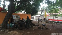 Di lokasi ini, Dwi kerap membuat lukisan. Dia juga menyimpan ular sanca dan bercanda di taman ini.