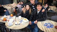 Kalau ini pose Donna bersama saudaranya di Amsterdam. Nampak ketiganya sedang sarapan kopi dan kue. Duh, asyiknya! Foto: Instagram @dagnesia