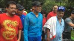 Kompak Berbaju Biru, Ini Gaya Sandiaga-Hotman Paris Lari Bareng