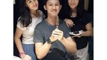 So Sweet! Ini 10 Potret Mesra Sissy Priscillia Saat Makan Bersama Keluarga