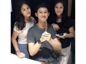 So Sweet! Ini 10 Potret Mesra Sissy Priscillia Saat Makan Bersama Keluarga