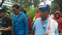Meski diguyur gerimis, Sandiaga dan Hotman tetap melanjutkan lari paginya.