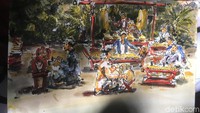 Lukisan ketiga menggambarkan permainan alat musik gamelan di sebuah tempat terbuka.