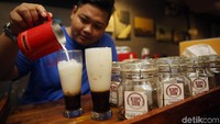 Kopasus Dimas (Kopi Pake Susu Dingin Mas) menjadi favorit di tempat ini.