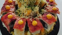 Dibuat dalam bentuk cake bundar @theberryplanerr ini membuat sushi gulung dengan bagian tengah dibuat menjulang. Foto: Istimewa
