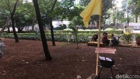 Ini adalah lokasi saat Dwi ditemukan tergeletak pada Jumat (2/2) sore. Bendera kuning dipasang untuk mengenang Dwi.