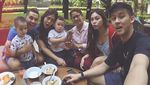 So Sweet! Ini 10 Potret Mesra Sissy Priscillia Saat Makan Bersama Keluarga