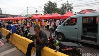  Sejumlah motor tampak terparkir di depan Stasiun Tanah Abang