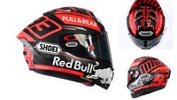 Ini helmnya juara dunia Marc Marquez. Pebalap yang mengenakan helm Shoei itu tetap menggambarkan ciri khas Marquez, yaitu karakter semut. Helm Marquez saat tes pramusim didominasi warna merah dan hitam. Foto: Twitter/Marc Marquez