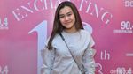 Sambut Petang dengan Senyum Manis Aaliyah Massaid yang Makin Dewasa