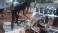 Taman kawasan Menteng jadi galeri Dwi Setiawan menghasilkan karya lukisnya.
