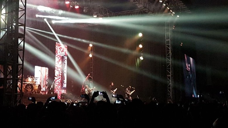 Obati Rindu Arek Suroboyo, Padi Persembahkan Mahadewi untuk Risma Obati Rindu Arek Suroboyo, Padi Persembahkan Mahadewi untuk Risma