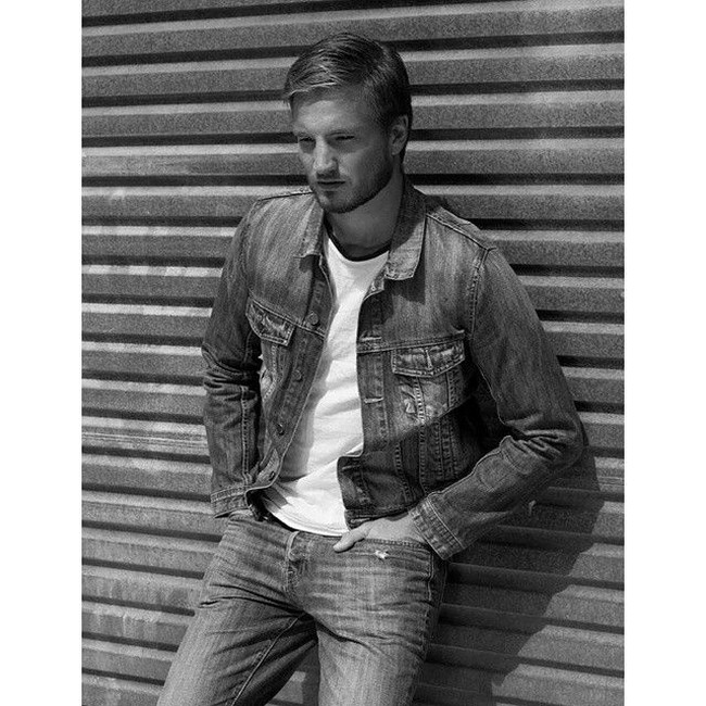 Selain menjadi guru, Robert juga menikmati profesinya di bidang pemodelan. Foto: dok. Instagram