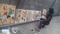 Tepi trotoar juga kadang dipakai Dwi Setiawan untuk mengekpresikan idenya ke atas kanvas.