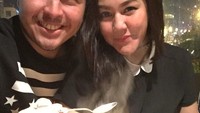 Ekspresi pebalap nasional ini terlihat sangat senang. Banyak netizen yang berkomentar kalau pasangan ini serasi dan so sweet! Foto: Instagram @sysiio