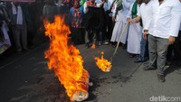 Asap hitam membumbung tinggi. Massa mengelilingi boneka yang dibakar dan beberapa di antaranya berorasi. Massa juga membawa spanduk di antaranya bertuliskan LBGT is not Aceh Local Wisdom.   