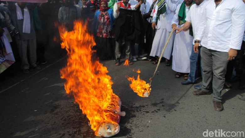 Demo Dukung Bikin Macho Waria Massa Bakar Boneka  Hello 