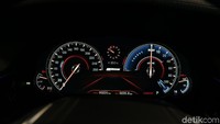  Di dalam mobil, tepatnya di instrument cluster pun terdeteksi bahwa mobil sedang di-charge. Kami kemudian berkeliling pusat perbelanjaan untuk makan malam dan sekadar jalan-jalan selama sekitar dua jam. Selama itu juga mobil dicas.
