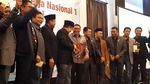 Gaya Fahri Hamzah Angkat Kartu Merah untuk Jokowi