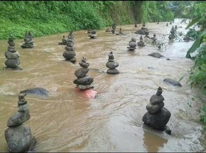 Batu Tersusun Rapi dan Tersebar di Sungai, Dikira Mistis Ternyata...