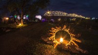 Susunan batu tersebut ditambah pencahayaan yang tepat menambah nilai estetik. (Foto: Situs Llano Earth Art Fest)