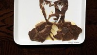 Ini adalah wajah dari pendiri Apple Inc. Ya, Steve Jobs! Ini bukan gambar, lho. Wajahnya dibuat dengan roti dan kuning telur. Foto: Instagram @harleyfood_art