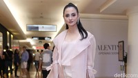 Tapi jangan salah, semenjak ditinggal mati suaminya, Ririn sempat memantapkan hati untuk tidak mau menikah lagi. Tapi jalan hidup ke depan tak ada yang tahu.  Foto: Ririn Ekawati / Desi P.