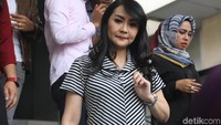 Tessa Kaunang mendatangi Polda Metro Jaya karena merasa tak terima mantan suaminya, Sandy Tumiwa main aksi gerebek rumahnya sepekan lalu. Foto: Tessa Kaunang / Hanif Hawari