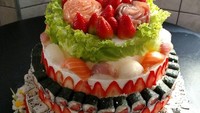 Ini kreasi Jonatan Lopes yang memadukan sushi dengan strawberry. Sushi gulung diatur bertingkat diselingi daun selada sehingga warnanya cantik.Foto: Istimewa