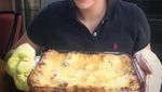 Cantiknya Donna Agnesia Saat Sedang Bikin Macaroni Schotel dan Lasagna