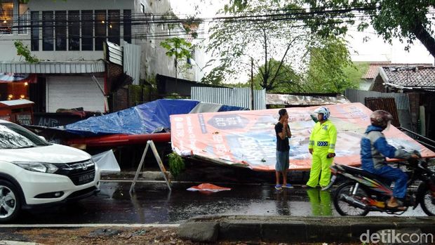 Penampakan baliho yang ambruk di Sleman, DIY. 