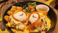 Dua buah telur yang tersaji dengan daging ayam plus salmon bisa jadi pilihan tepat saat perut lapar. Enaknya disantap hangat-hangat. Foto: Istimewa