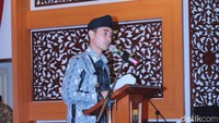 Tidak hanya sekali, Zumi Zola menyampaikan permohonan maafnya hingga berkali-kali kepada masyarakat Jambi dan pendukungnya. Dia mengaku tetap akan menghormati proses hukum yang sedang menjerat dirinya. (Foto: Raja Adil Siregar/detikcom)