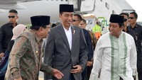 Di hari yang sama, Romi juga ikut Jokowi terbang ke Situbondo, Jawa Timur, meresmikan perubahan Institut Agama Islam Ibrahimy (IAII) menjadi Universitas Ibrahimy di Ponpes Salafiyah Syafiiyah. Romi bahkan memposting foto-foto sehari kebersamaannya dengan Jokowi di Twitter. (Foto: Laily Rachev/Biro Pers Setpres)