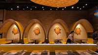 Ada di beberapa negara, ini adalah Kafe Gudetama yang ada di Singapura. Lihat, semuanya dominasi warna kuning dengan hiasan karakter si kuning telur pemalas yang sedang menari. Foto: Istimewa