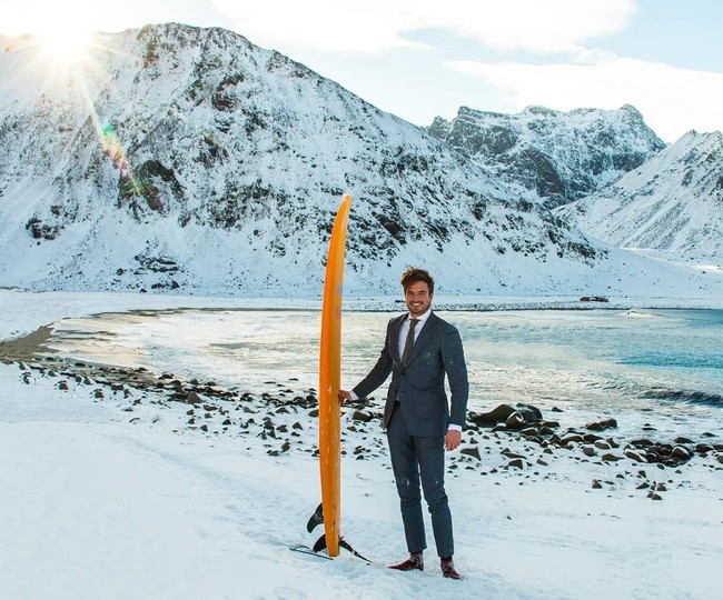 Namun, menurut Robert ada satu hal yang dirindukannya karena tak bekerja di sektor keuangan yang mengenakan jas. Ia pun kemudian mengembangkan hasratnya untuk memakai jas dan menggabungkannya dengan perjalanan.  Foto: dok. Instagram